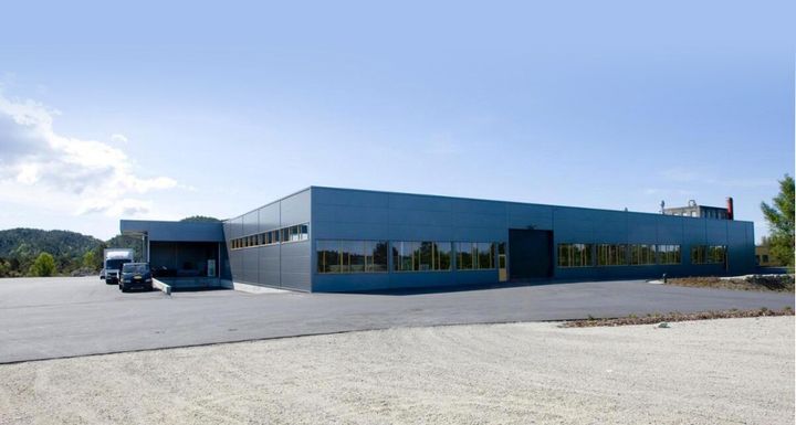 Fabrikken i Fitjar er 6000 m2 stor, og blir nå rustet opp med moderne produksjonsutstyr. Foto: MesterVindu