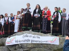 Fra OED synfaring av Dalsbotnfjellet vindkraftverk, i innløpet til Sognefjorden. Gulen kommune 20. juni 2019. Gulatingslovene ble forma under dette fjellet.
Foto: Ron Overdevest