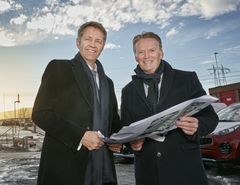 Konsernsjef Bjørn Maarud i Bertel O. Steen AS (t.h.) og Øivind Solbakken, adm. direktør Bertel O. Steen Eiendom AS er godt fornøyde med kjøpet. Tomten i Nils Hansens vei 9 på Bryn i Oslo gir muligheter for utbygging av både bilanlegg, kontorlokaler og kanskje også boliger.
Foto: Jarle Nyttingnes