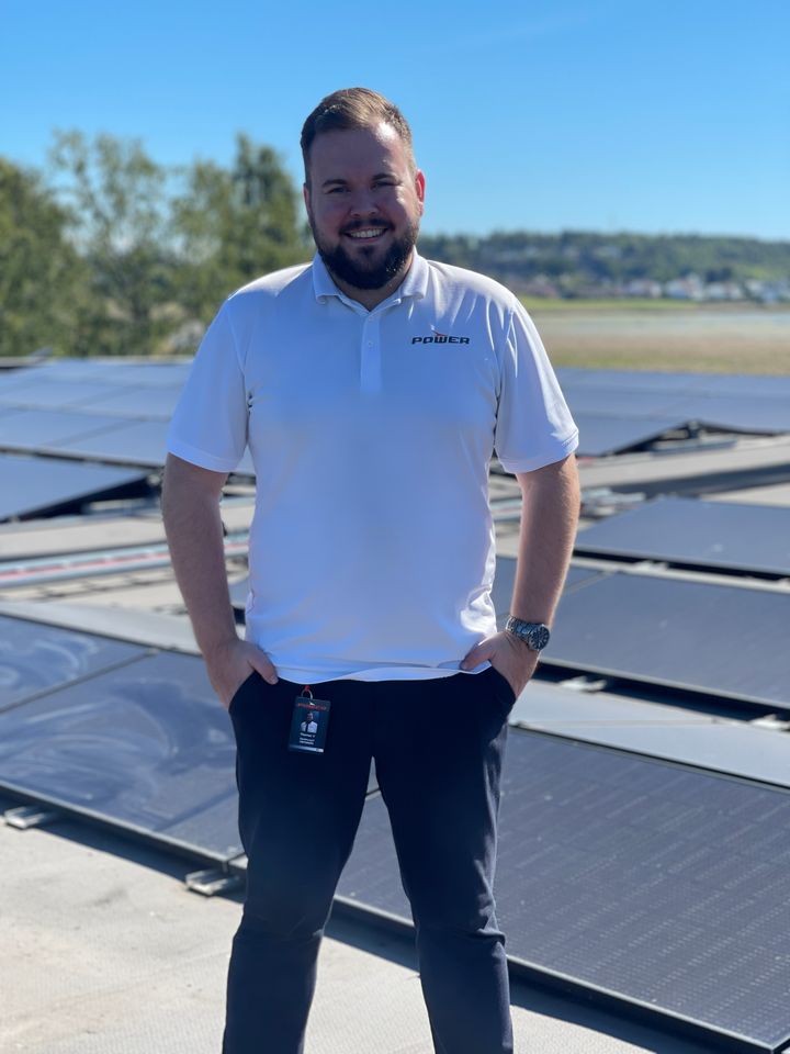 Thomas Valdersnes, varehussjef for POWER Tønsberg er strålende fornøyd med solcelle-resultatet. Foto: POWER