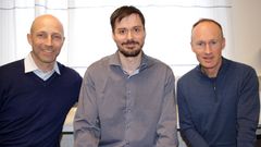 Tidligere har man ment at plutselige surges og kontinuerlige isstrømmer er separate, uavhengige fenomener. Nå har en tverrfaglig forskergruppe for første gang funnet en felles modell som forklarer mekanismene bak begge former for bevegelse. Her er gruppen representert ved Anders Malthe-Sørenssen (t.v.), Kjetil Thøgersen og Thomas Vikhamar Schuler. Foto: Dag Inge Danielsen/UiO