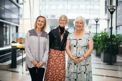 Årets pris er delt ut av den faste juryen bestående av Anne Gjevang (f.v.), Ellen Kjellberg og Ellen Horn. Foto: Stefy Gutovska.
