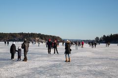 De siste helgene har mange tusen mennesker tatt turen ut på sjøisen rundt Oslo. Det har vært flere hendelser der personer har gått gjennom isen, og enten reddet seg selv eller fått hjelp av andre.