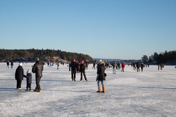 De siste helgene har mange tusen mennesker tatt turen ut på sjøisen rundt Oslo. Det har vært flere hendelser der personer har gått gjennom isen, og enten reddet seg selv eller fått hjelp av andre.