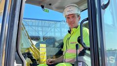 Asbjørn Linde er fornøyd med være en del av et så stor prosjekt i sitt nærområde. Han forteller også at gravemaskinen han sitter i kan arbeide i 7 timer før den må lades i 7 timer. Foto: Statens vegvesen/Samir Kolukcija