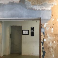 Sentralen i Oslo: I store deler av bygget er gamle overflater beholdt og bearbeidet for å gi et røft uttrykk. Enkelte vegger fremstår som abstrakte malerier. Skilt med mørk bakgrunn og lyse bokstaver er godt synlige. Foto: Karine Denizou/SINTEF