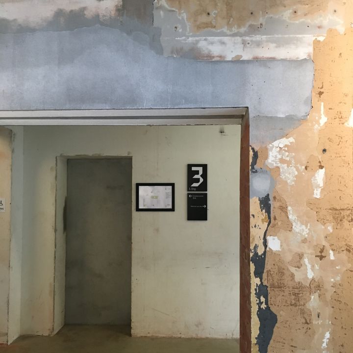 Sentralen i Oslo: I store deler av bygget er gamle overflater beholdt og bearbeidet for å gi et røft uttrykk. Enkelte vegger fremstår som abstrakte malerier. Skilt med mørk bakgrunn og lyse bokstaver er godt synlige. Foto: Karine Denizou/SINTEF