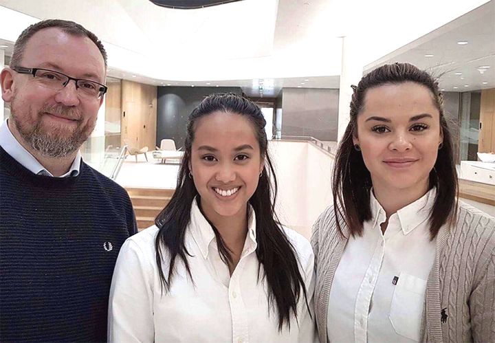 Starter opp i Ålesund. Daglig leder Svein Malmedal, Abigail Panganiban og Theresa Bjørnhaug i Frende Forsikring Salgssenter Ålesund.