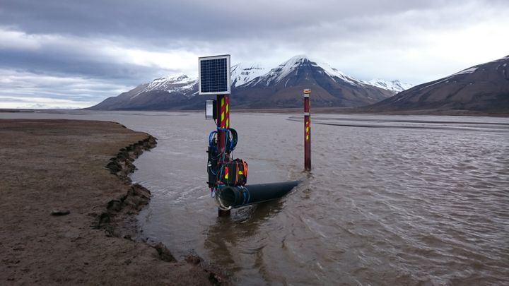 Det planlegges også å teste utvidet klimaovervåking i vannet på Svalbard. Her fra en målestasjon i Adventelva. Foto Uta Brandt, NIVA.