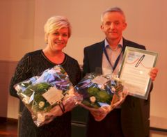 Direktør i Pensjonstrygden for sjømenn, Geir Bø, mottok Bedre stat-prisen av finansminister Siv Jensen.