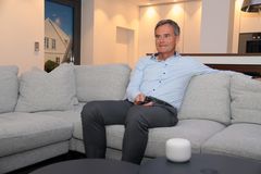 Administrerende direktør Tor Morten Osmundsen i Altibox med den nye utgaven av Google Nest. Samarbeid mellom Altibox og Google gjør at Altibox-kundene snart får muligheten til å slippe kabling mellom hjemmesentral og TV-dekoder.
