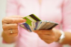 DET ER MANGE KREDITTKORT PÅ MARKEDET: Les tips om hva du bør vurdere når du skal velge kredittkort. Foto: Istockphoto.