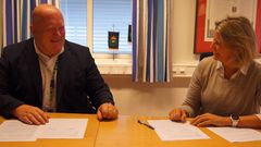 Rektor ved HINN, Per Jacob Svenkerud, signerte i dag en intensjonsavtale med sjef i Heimevernet, Elisabeth Michelsen. Foto : HINN.