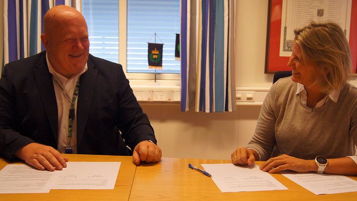 Rektor ved HINN, Per Jacob Svenkerud, signerte i dag en intensjonsavtale med sjef i Heimevernet, Elisabeth Michelsen. Foto : HINN.