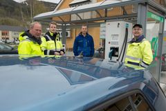 Stor milepæl mandag 4. mai 2015 da ABBs hurtiglader nr 100 i Norge ble satt i drift foran Fjord’n Senter i Eikelandsosen i Fusa kommune, Hordaland. Eier er Fusa Kraftlag (FK) og operatør Grønn Kontakt. Fra venstre driftsleder Rolf Oen (FK), serviceingeniør Lasse Lislerud (ABB), montør Aleksander Bang (FK) og adm dir Bernt Grimstvedt.