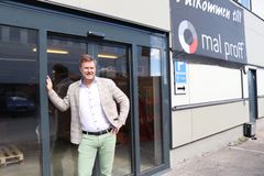 Salgsdirektør i Mal Proff, Terje Langmoe, foran den nye Mal Proff-butikken i Svederusgatan i Uppsala.