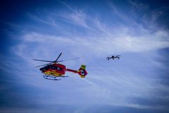 En kollisjon mellom drone og helikopter kan få fatale konsekvenser. Foto: Avinor.