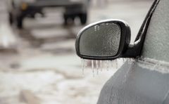Om du sklir på vei til bilen og den er dekket av et tynt islag, er det et tegn på at det er glatte veier. (Foto: Colourbox)