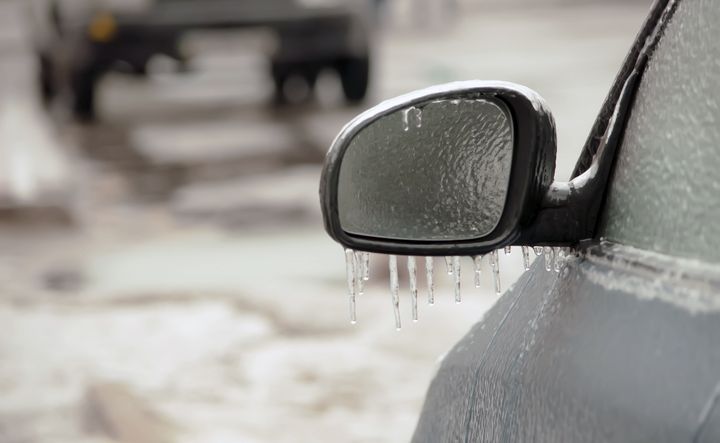 Om du sklir på vei til bilen og den er dekket av et tynt islag, er det et tegn på at det er glatte veier. (Foto: Colourbox)