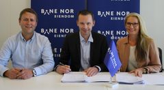 Avtalesignering. F.v.: Prosjektsjef Rune Breivik og utviklingsdirektør Morten Austestad fra Bane NOR Eiendom og Kristin Ramstad fra Reiulf Ramstad Arkitekter. Foto:  	Monica Toften/Bane NOR Eiendom