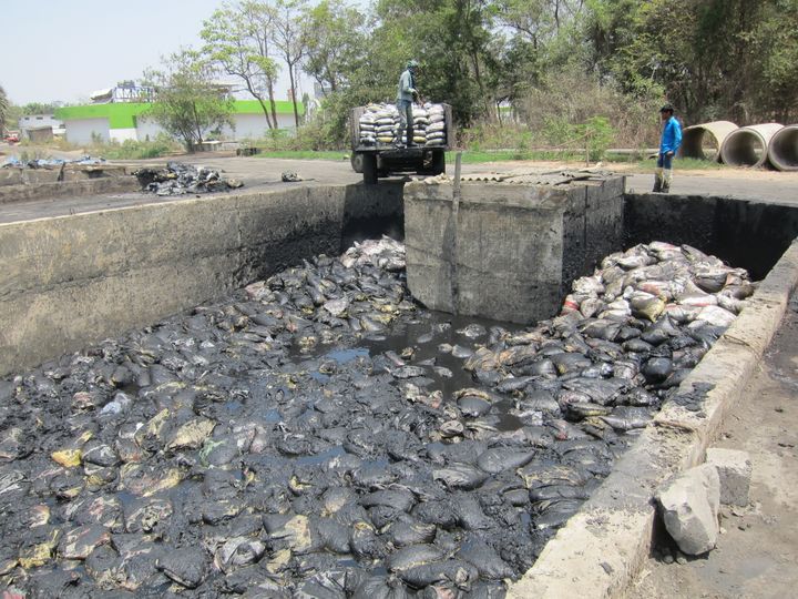 Bildet viser blandet industrielt plastavfall i Gujarat i India, et eksempel på de store miljøutfordringene som forårsakes av plast. Foto: Kåre Helge Karstensen