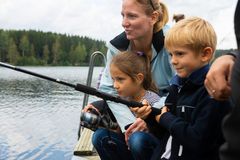 SPENNING: Det er både spennende og lærerikt for barna å dra på fisketur. Foto: Wanda Nordstrøm / Norsk Friluftsliv