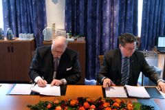 Konsernsjef Trond Kleivdal i Color Line og Kristian Sætre, administrerende direktør for Ulstein Verft signerer kontrakten.
Foto: Martine Haugland