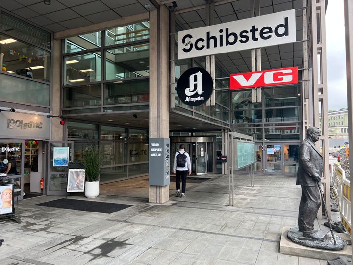 Schibsteds hovedkvarter i Akersgata, der blant annet Aftenposten, VG, E24, VGTV og PodMe holder til. Foto: Schibsted