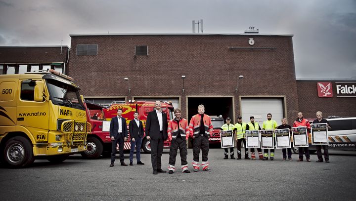 Onsdag 26. august 2015 mottok Samferdselsminister Ketil Solvik-Olsen Fjellveireglene fra gutta i “Vinterveiens helter” og en samlet bilbergingsbransje (NAF, Viking redningstjeneste, Falck og Statens Vegvesen). Foto: Hanne Pernille Andersen