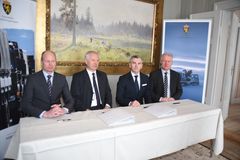 Dag Kristensen, adm. dir Bertel O. Steen Defence & Security, Petter Jansen, adm. dir i forsvarets Logistikkorganisasjon, Stian Skrefsrud, adm. dir i Bertel O. Steen Holding og Geir Remmem, adm. dir. i Bertel O. Steen Industri. Foto: Forsvaret