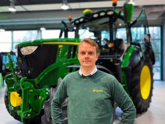 – Dette er noe det norske markedet har ventet lenge på, sier Tore Glærum,  produktsjef traktor i Felleskjøpet Agri. Mandag var en av modellene i den nye 6R-serien på besøk ved Felleskjøpets anlegg på Kløfta. (Foto: Felleskjøpet Agri)