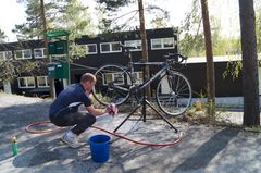 Sesongen for vårrengjøring er i gang, og med det kommer også mange miljøfarlige rengjøringsprodukter fram i lyset. Husk å sortere miljøfarlig avfall riktig. Foto: Marie Holen Danielson.