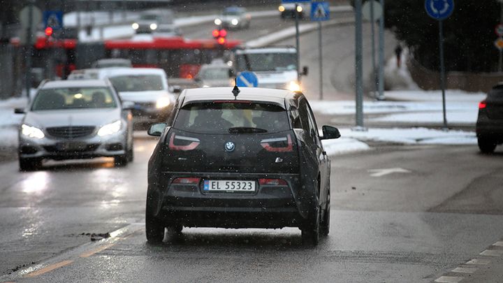 Momsfritak er avgjørende for elbilsalget. Derfor er det viktig at det videreføres når de større bilene kommer fra neste år. (Foto: NAF)
