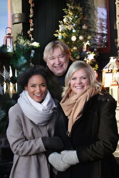 Haddy N'jie, TV-kokk Jørn Hoel og Ingrid Gjessing Linhave. Øyvind Hjelle var ikke til stede da bildet ble tatt. Foto: Ole Kaland/NRK