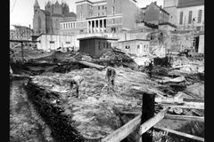 Grunnarbeid ved bygging av Oslo Hovedbrannstasjon i 1938 og støpning av beskyttelseslag. Hvordan har bygg fundamentert på svartskifer tålt tidens tann? Foto: Næss, E., oslobilder