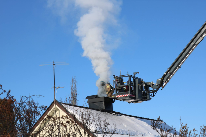 Mange fyrer mer med ved enn tidligere denne vinteren. Det øker faren for pipebrann. Foto: Hedmarken brannvesen.