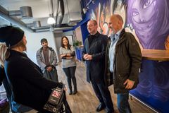 Arbeids- og sosialminister Robert Eriksson på besøk hos Pøbelprosjektet (Eddi Eidsvåg til høyre)