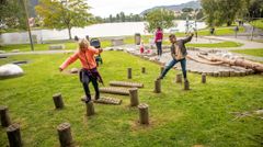 Tveiteparken i Bergen er et variert uteområde som brukes av mange aldersgrupper. Lekeplassen fungerer som samlingspunkt i et populært turområde, og den inviterer til aktiviteter og sanselige opplevelser med musikklek, rutsjeturer, balansetester og klatring. Foto: Barn i Byen/Siri Breistein
