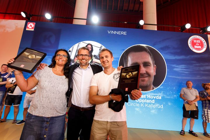 Årets stasjonsdrivere FY17. Thomas Hovda fra Circle K Kallerud i Oppland og Leni Fjeld sammen med avtroppende norgessjef Thomas Støkken. Foto: Killian Munch/Circle K
