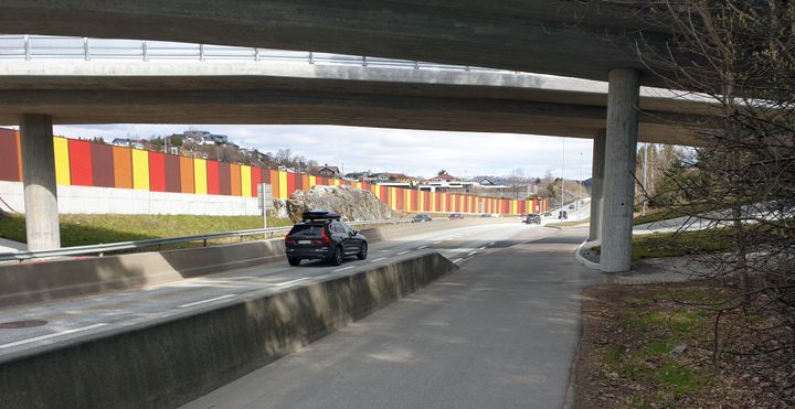 Støyskjerm lags riksveg (illustrasjonsbilde). Foto: Birger Ræmisch Matthiessen/ Statens vegvesen