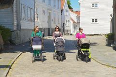 Familier flytter ofte til samme nabolag, og flere barnefamilier gjør at andre ser at det er mulig å få flere barn, ifølge Janna Bergsvik. Foto: iStockphoto