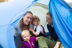 FAMILIEVENNLIG: Friluftsaktiviteter som telting gir glede for både store og små. Foto: Wanda Nordstrøm