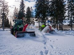 Maskiner fra John Deere og brøyteredskaper fra Tokvam er en perfekt kombinasjon når snøen skal ryddes.