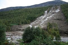 Skred er en av geofarene som skal overvåkes i prosjektet Invison. Bildet viser jordskred i Romsdalen i 2011. Foto: Knut Stalsberg
