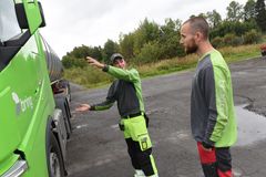 Karl forteller Henning hvordan Henning ble båret ned fra førerhuset før han ga kollegaen livreddende hjelp.