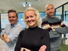 Ingrid Dahl Furunes, daglig leder i Verdal Næringsforum. Her flankert av Roy Strømsnes og Arild Domaas i Strømsnes Røe. Foto: Verdal Næringsforum.