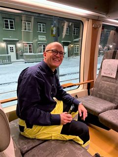 – Det er veldig stas å motta denne prisen! Norge er først ut med å bygge ett felles signalsystem for hele landet. Det blir lagt merke til! Utmerkelsen viser at vi baner vei i Europa og at satsingen har betydning ut over våre egne grenser, sier Sverre Kjenne, konserndirektør for Drift og teknologi i Bane NOR.