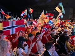 Rødt, hvitt og blått: Det norske flagget vaiet i salen under åpningsseremonien på internasjonale finale i First Lego League.