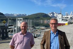 Fiskeri- og sjømatminister Odd Emil Ingebrigtsen lanserte regjeringen havbruksstrategi på Skjervøy i Nord-Troms. Stortingsrepresentant Steinar Reiten (KrF) til venstre.
