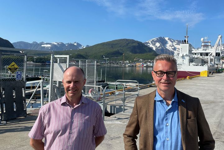 Der Minister für Fischerei und Meeresfrüchte Odd Emil Ingebrigtsen hat die Aquakulturstrategie der Regierung auf Skjervøy in Nord-Troms vorgestellt.  Links Storting-Vertreter Steinar Reiten (KrF).